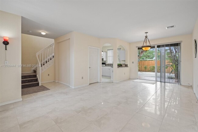 Building Photo - 627 E Mowry Ct