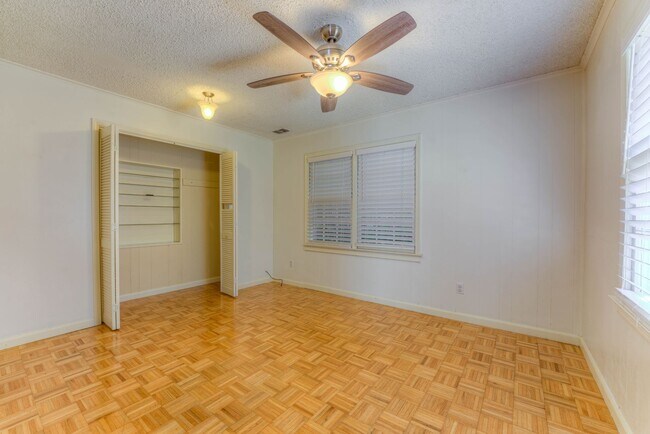 Building Photo - 4 bed/2 bath