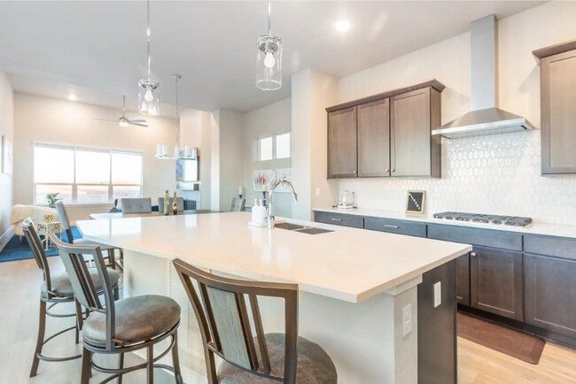 Kitchen large island - 6245 Hanover St