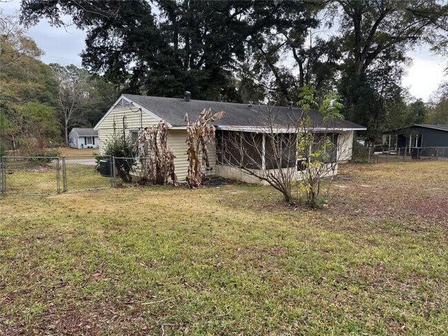 Building Photo - 4734 Clarendon Dr