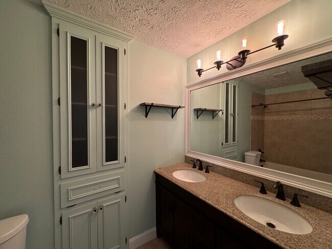 Building Photo - 107 Ledyard Dr