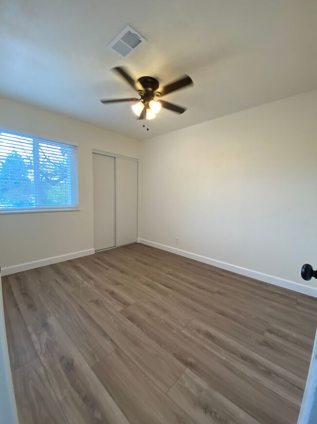 Building Photo - Tastefully Renovated Townhouse Available t...