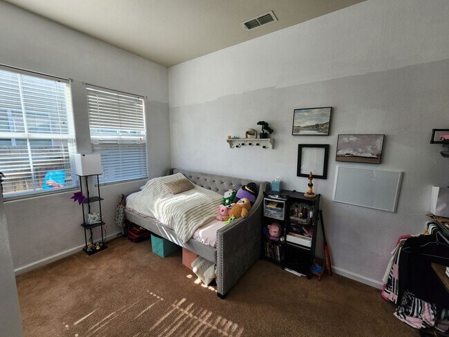 Building Photo - Beautiful Newman Home!