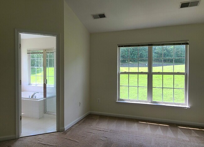 Building Photo - 3 BR, 3.5 BA Townhouse Near Quantico