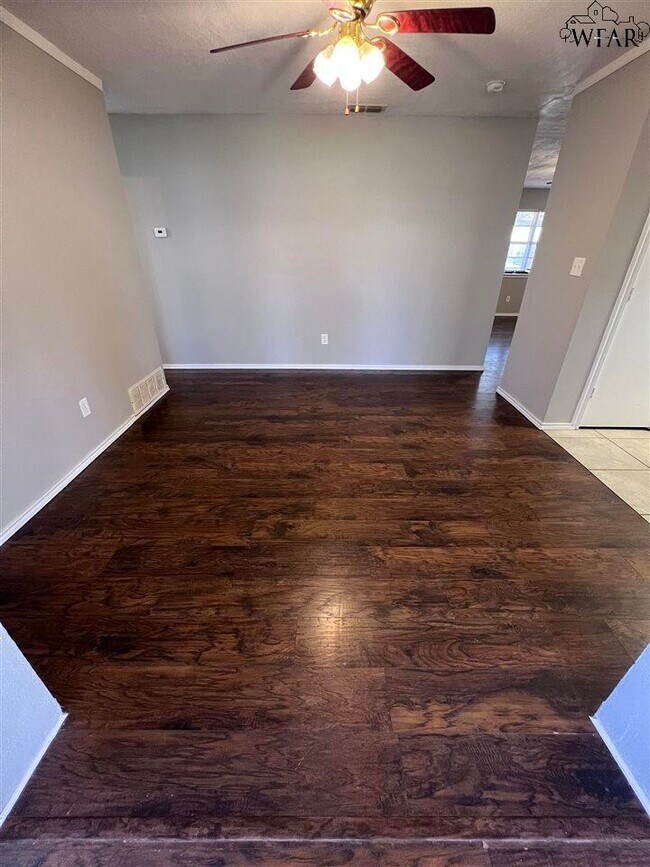 Building Photo - 5110 Jamaica Dr