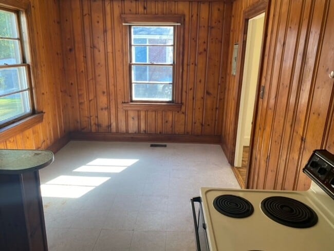 Building Photo - 3 Bedroom Brick Home With Hardwood Floors