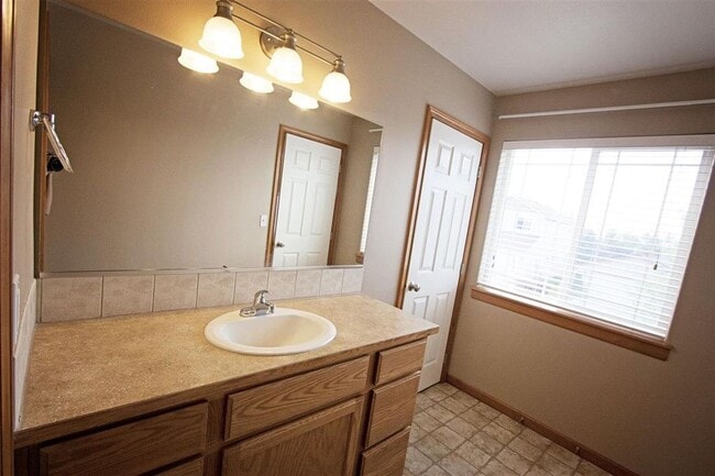 Building Photo - Beautiful 3 bedroom 2 1/2 bath home availa...