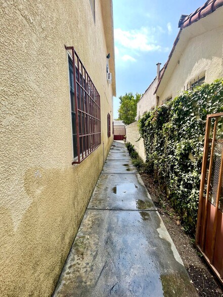 Building Photo - 3035 S Palm Grove Ave