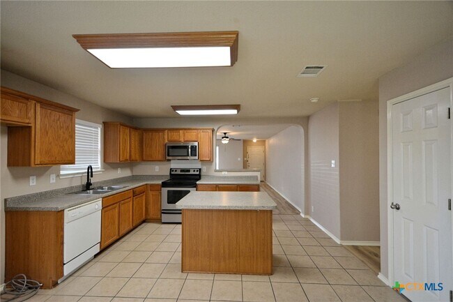 Building Photo - 2489 Medina Dr