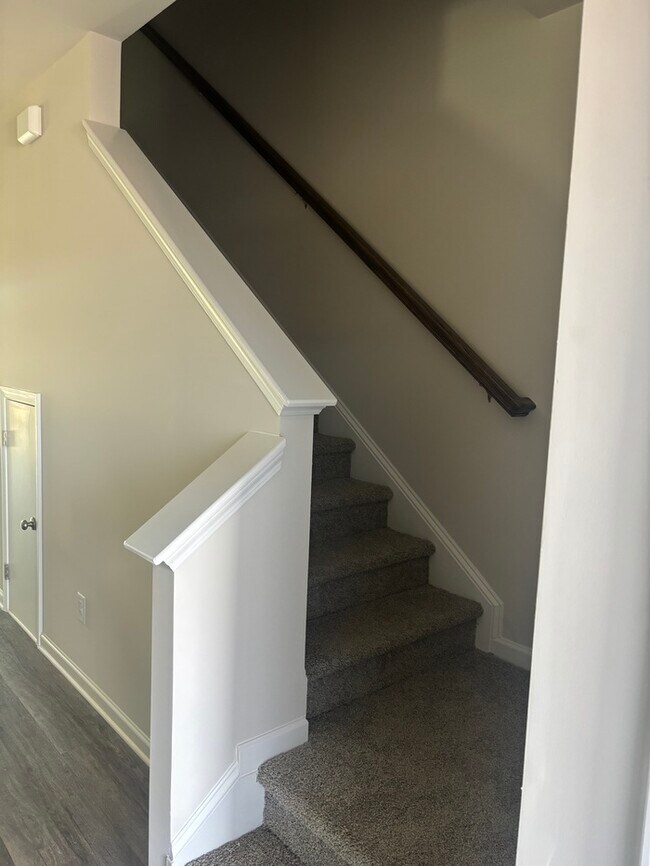Building Photo - SPacious 3 bedroom 2 1/2 bath home