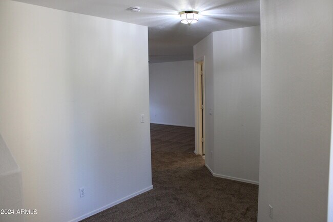 Building Photo - 2568 W Tanner Ranch Rd