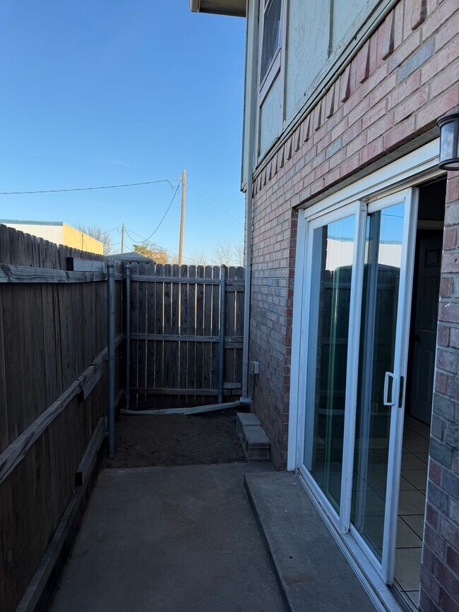 Building Photo - 3 bedroom 1.5 bath townhome - Bethany Schools