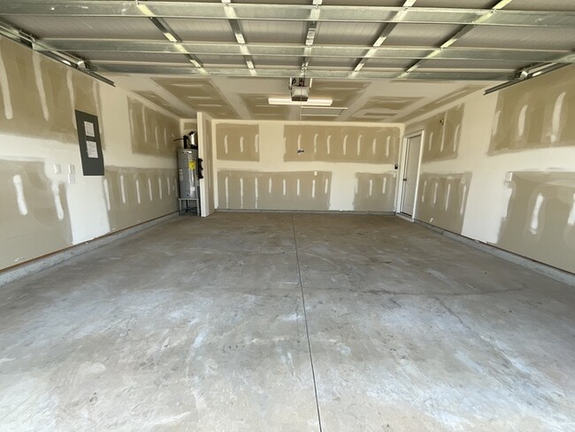 Building Photo - 3br 2ba w/ Community Pool
