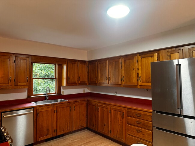 Building Photo - 6 Crescent St