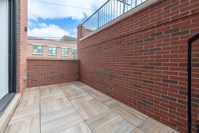Building Photo - 901 W Cullerton St