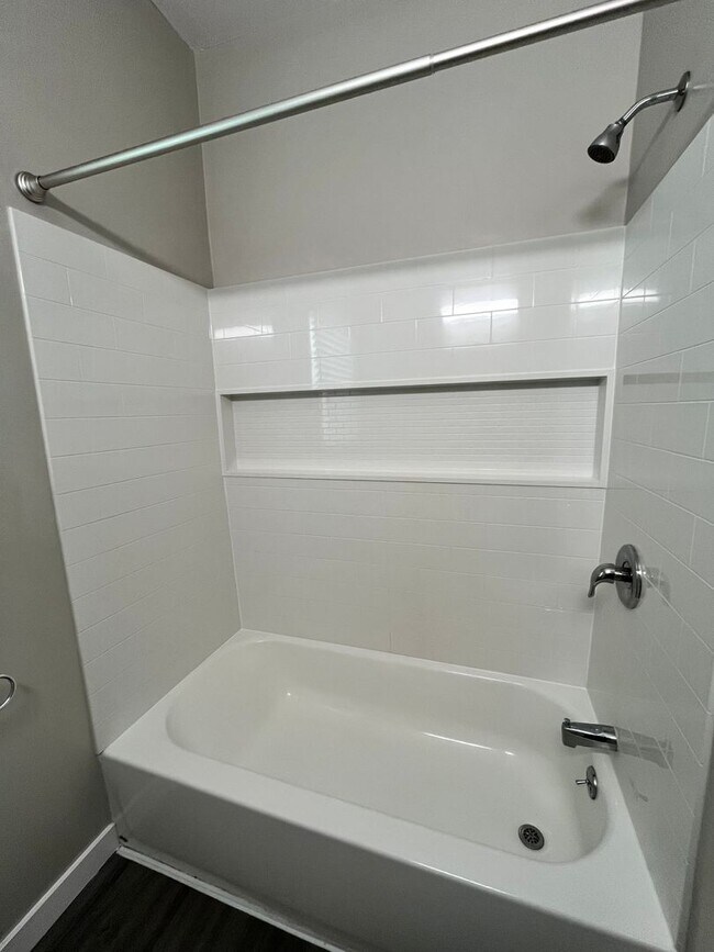 Building Photo - SPACIOUS 1 BEDROOM 1 BATH UPSTAIRS LOCATED NORTH OF DOWNTOWN LONG BEACH