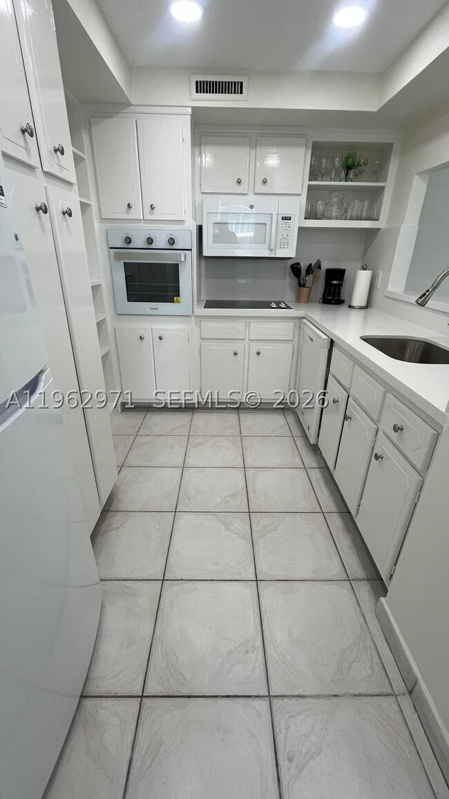 Building Photo - 3505 S Ocean Dr