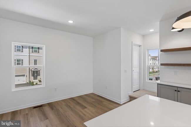 Building Photo - 73 Basswood St