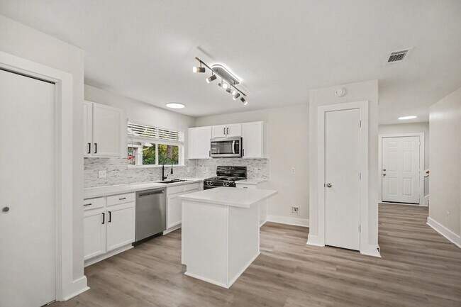 Building Photo - 431 Laurel Timbers Dr