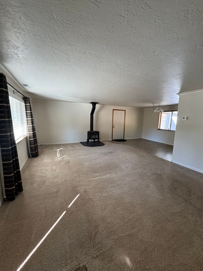 Building Photo - Canyonville 3 Bedroom 2 Bath with Garage a...