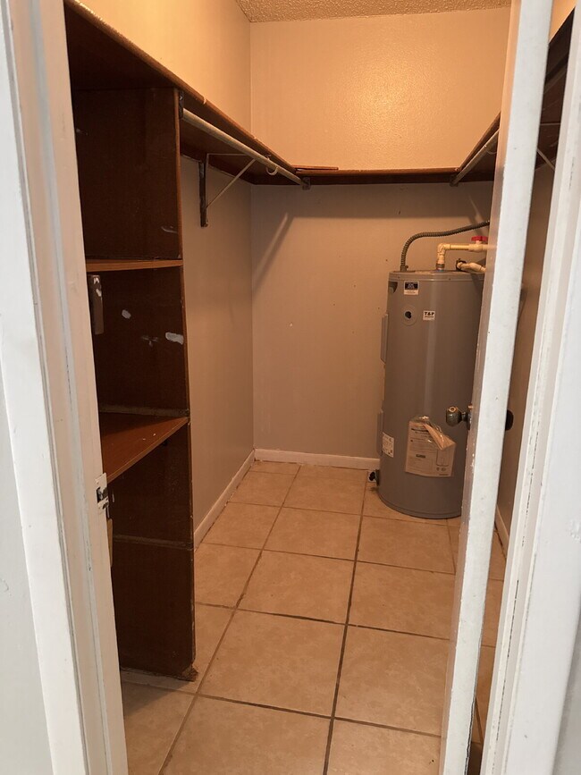 Building Photo - One bedroom One Bath available
