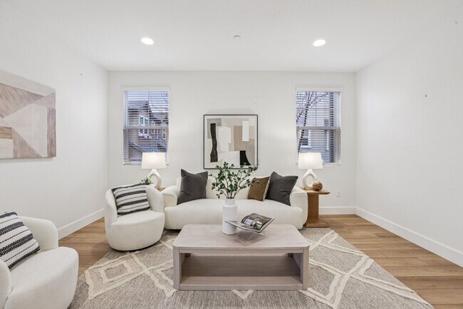 Building Photo - Beautiful Corner-Unit Townhome Near Downtown – 4 Bed | 3 baths
