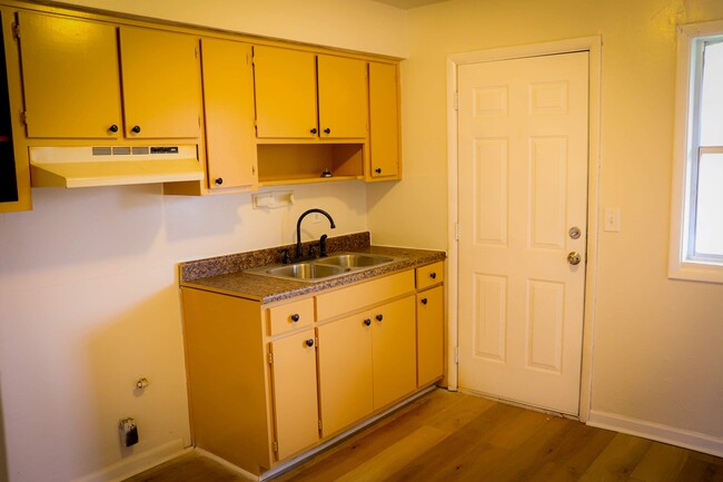 Building Photo - 2 BED 1 BATH 690 SQFT APT UNIT