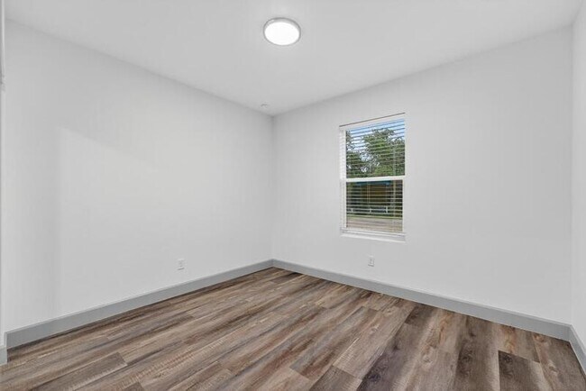 Building Photo - 2252 Fernwood St