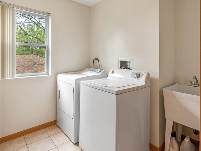 Building Photo - 4909 Spencer Ave