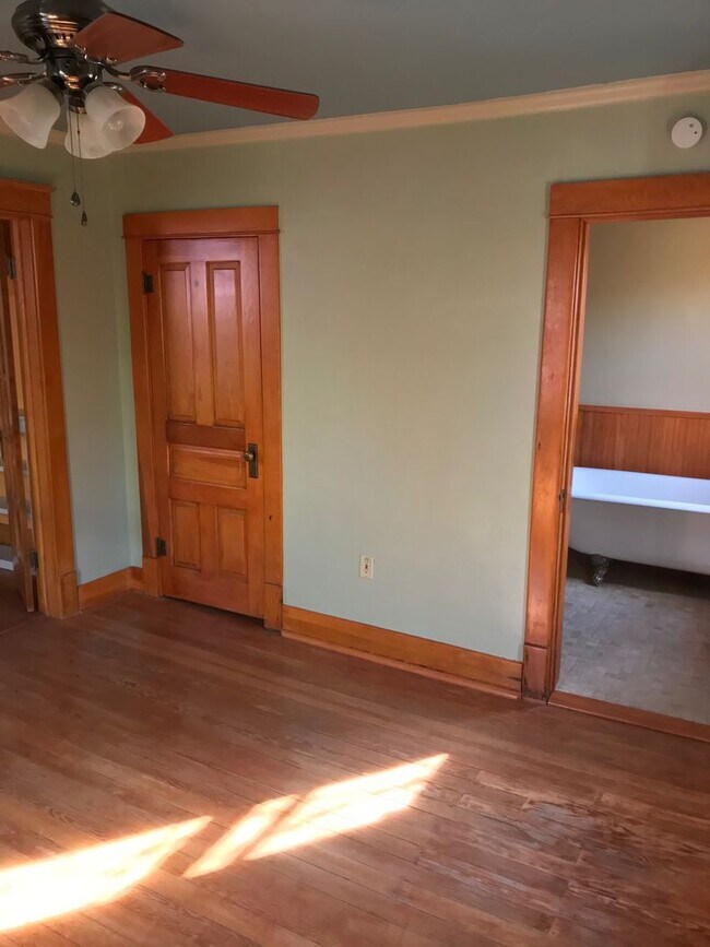 Building Photo - HISTORIC QUEEN ANNE 3 Bedroom  2 Bath