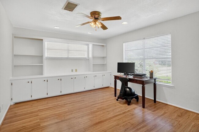 Building Photo - 3210 Cimmaron Ave