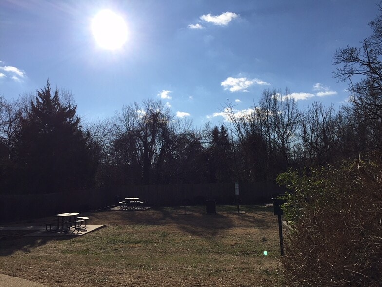 Building Photo - 2527 HYDRAULIC Rd