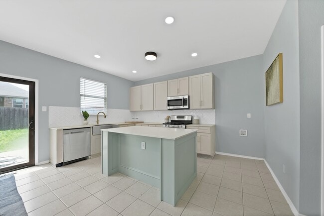 Building Photo - 137 Heritage Dr