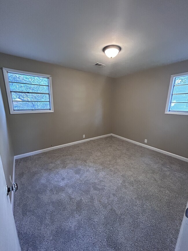 Building Photo - 1811 Rosemond Ave