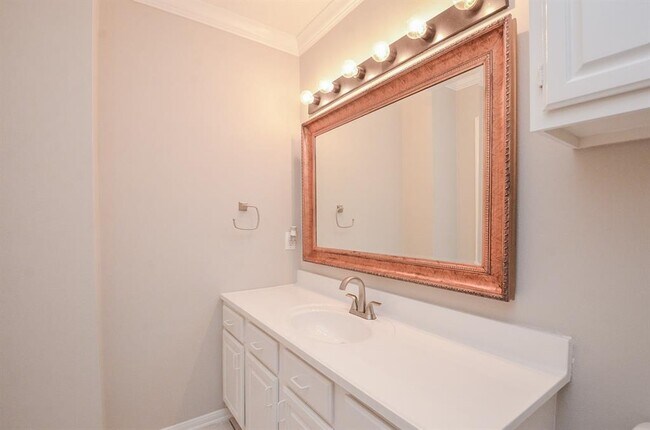 Building Photo - 940 Wycliffe Dr