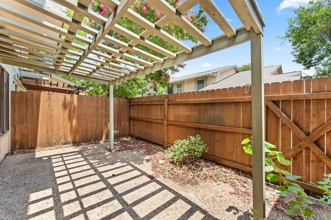 Building Photo - 903 Silver Quail Ln