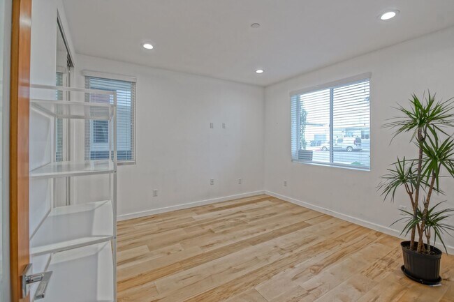 Building Photo - Custom, Modern & Spacious Tri-Level Home w...