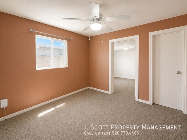 Building Photo - 2801 W Glenrosa Ave