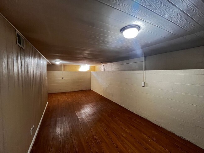 Building Photo - 2 Bedroom Home Dixie High Way