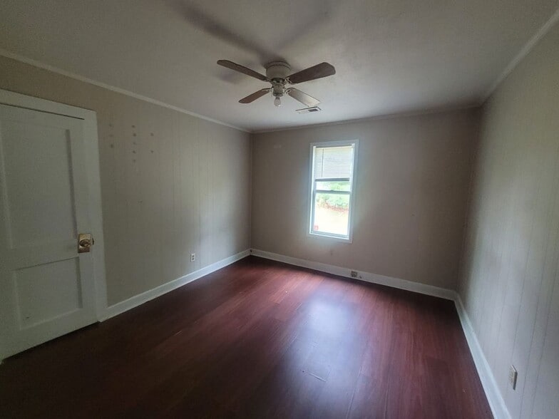 Building Photo - 121 Linn St