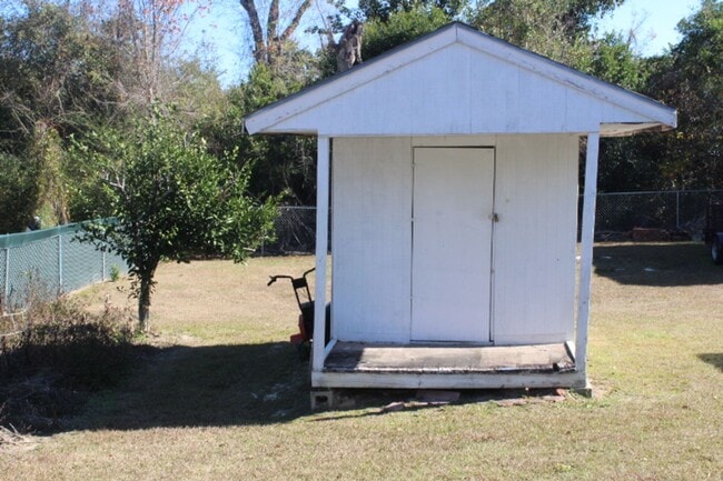 Building Photo - Quiet 3/2 Brick Home in Marianna