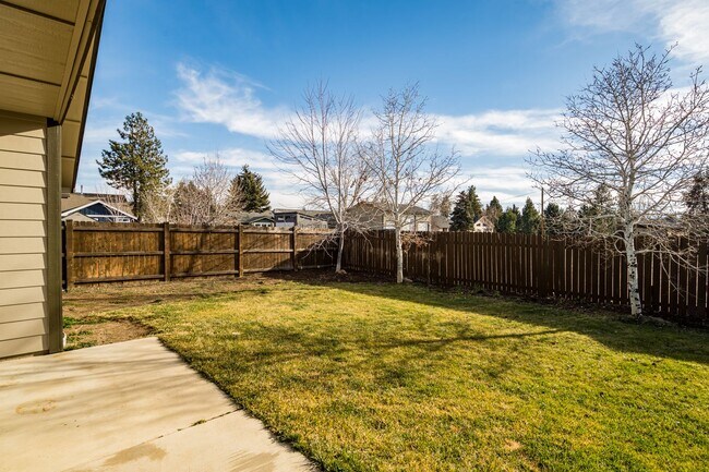 Building Photo - 4 Bedroom Home: Fenced Backyard & Great Location!