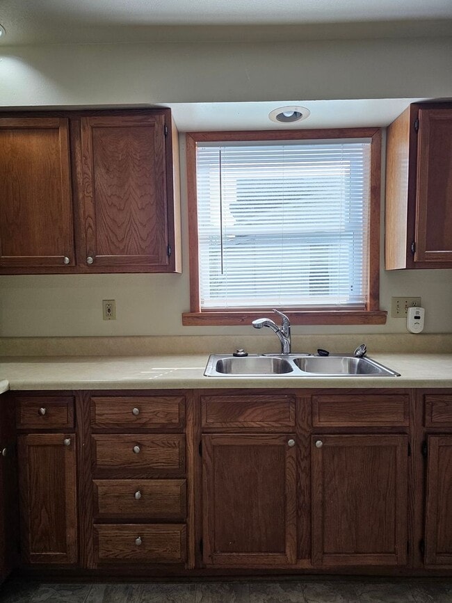 Building Photo - Large Home in Heart of BG