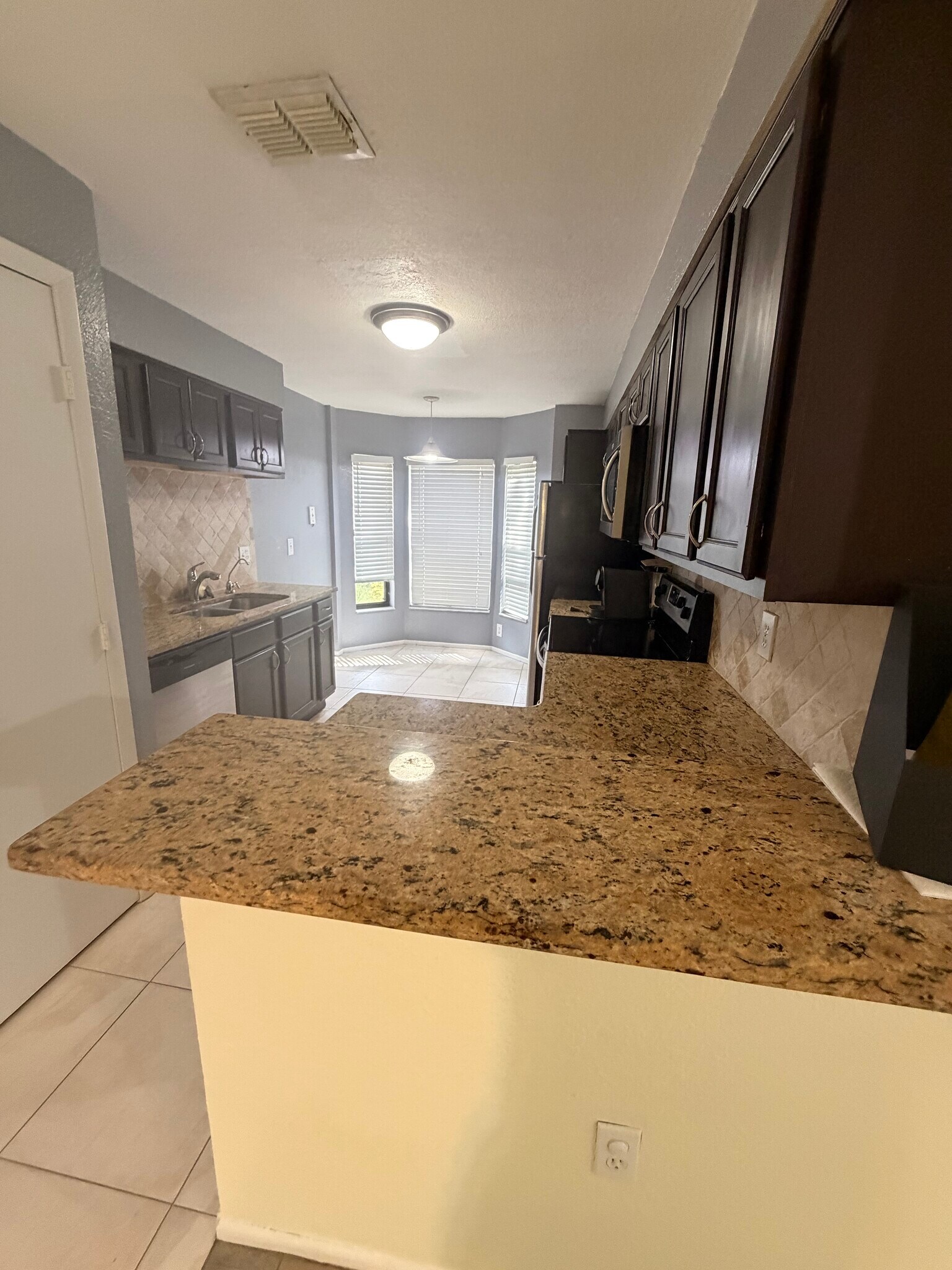 Building Photo - 7723 Sugar Bend Dr