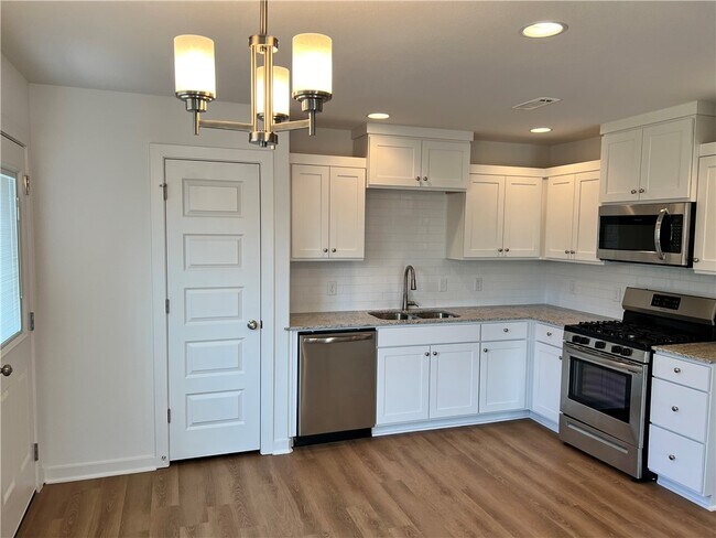 Building Photo - 590 N Cresswell Dr