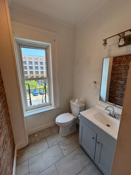 Full Bathroom 1 - 265 Orange St