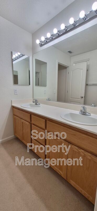 Building Photo - 2080 Mariposa Dr