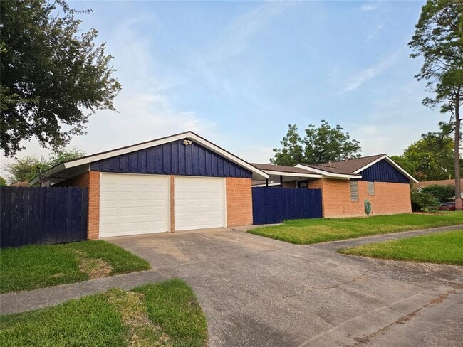 Building Photo - 8918 Mobud Dr