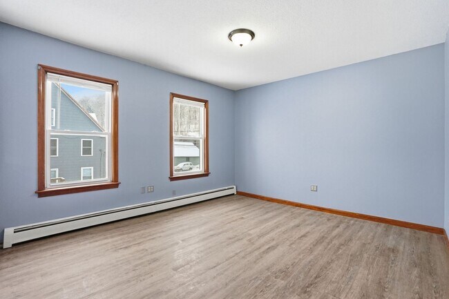 Building Photo - 315 Woronoco Rd