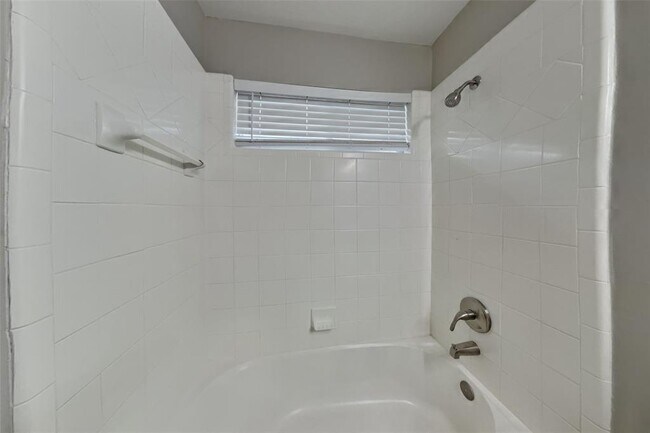 Building Photo - 18502 Dinner Creek Dr